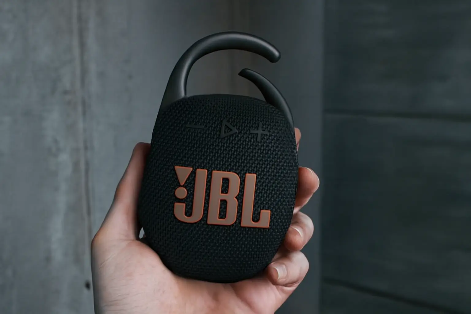 JBL Clip 5 Camuflada: Compacta e Potente para Qualquer Aventura