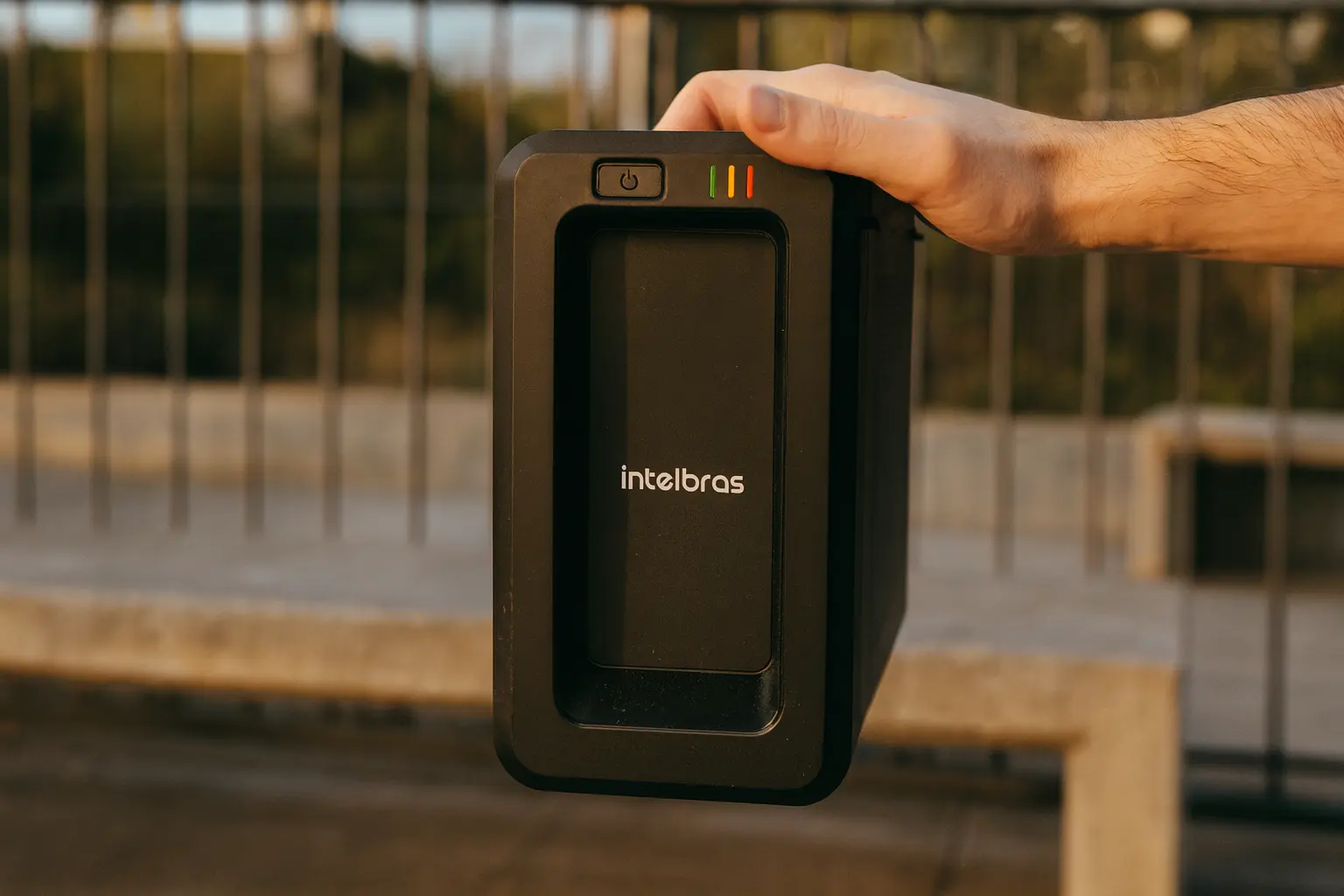 Veja um exemplop: Review focado em creators: Nobreak Intelbras ATTIV 600VA para edição e streaming.