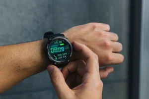 Veja um exemplop: Smartwatch Militar IOWODO vs rivais: quem oferece mais por menos?