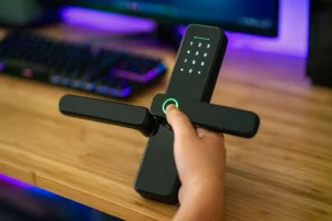 Setups compactos: a LucZeng Fechadura Digital Biométrica cabe e refrigera bem? Testamos