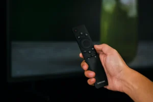 A Samsung BE65D-H aguenta o tranco? Stress-test e análise térmica.