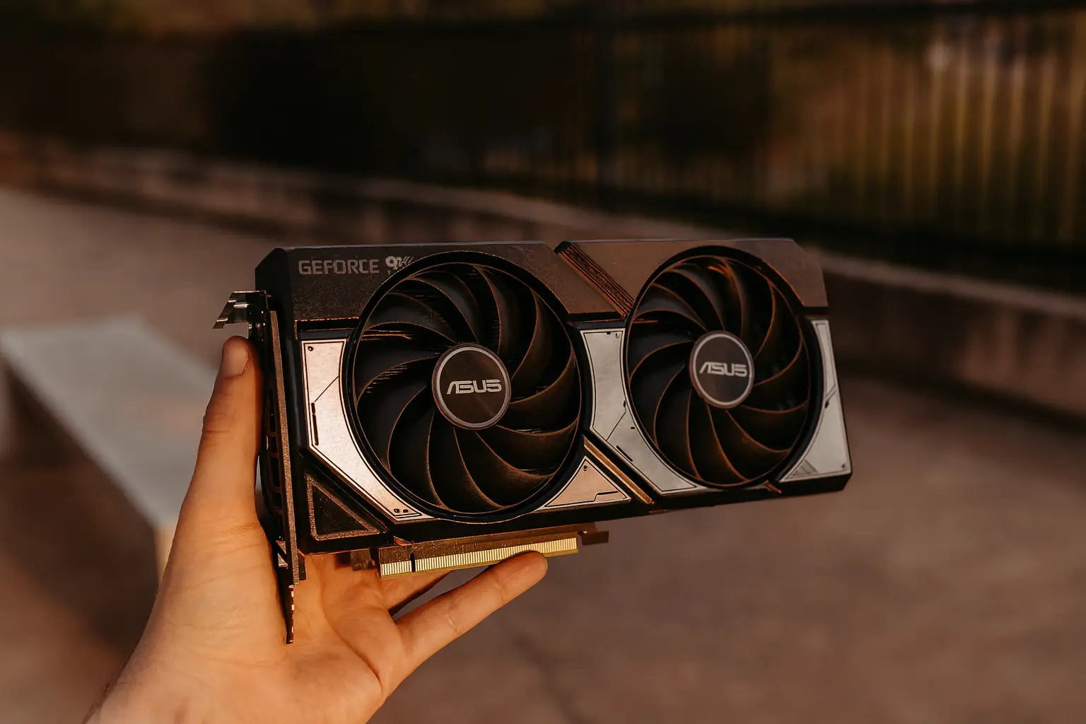 Review curto e direto: 5 motivos para (não) comprar a ASUS DUAL-RTX5060TI-O8G