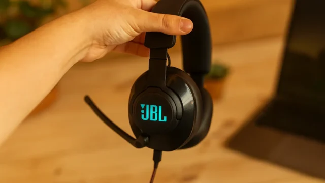 Headphone JBL Quantum 400 em destaque: 3 versões analisadas