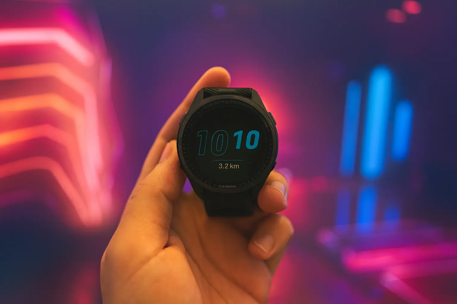 Garmin Forerunner 965 com visor AMOLED pelo menor preço na Amazon, economize