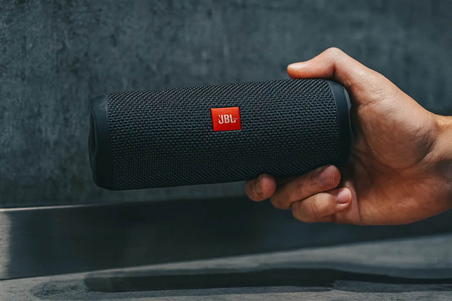 JBL Flip Essential 2 com 10% OFF e resistência à água na Amazon
