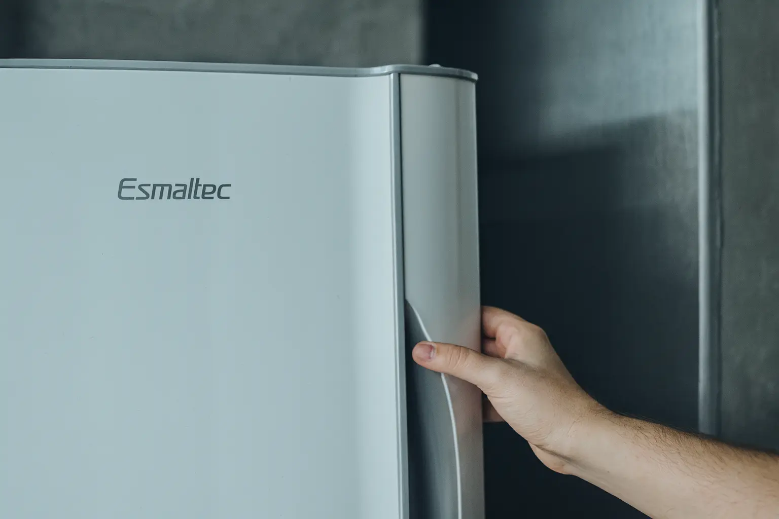 Geladeira Esmaltec 245L com 12% OFF e branco em estoque na Amazon