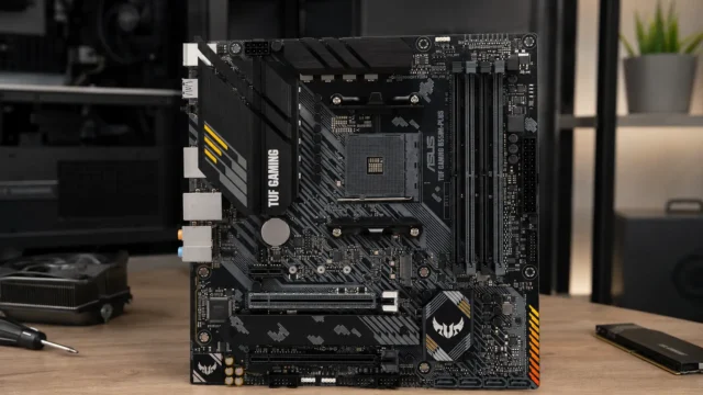 ASUS TUF B550M-PLUS ainda vale em um PC AM4 em 2026?