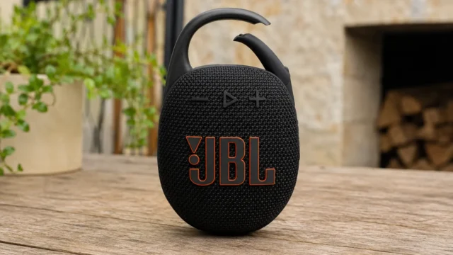 JBL Clip 5: autonomia ou só praticidade na mochila?