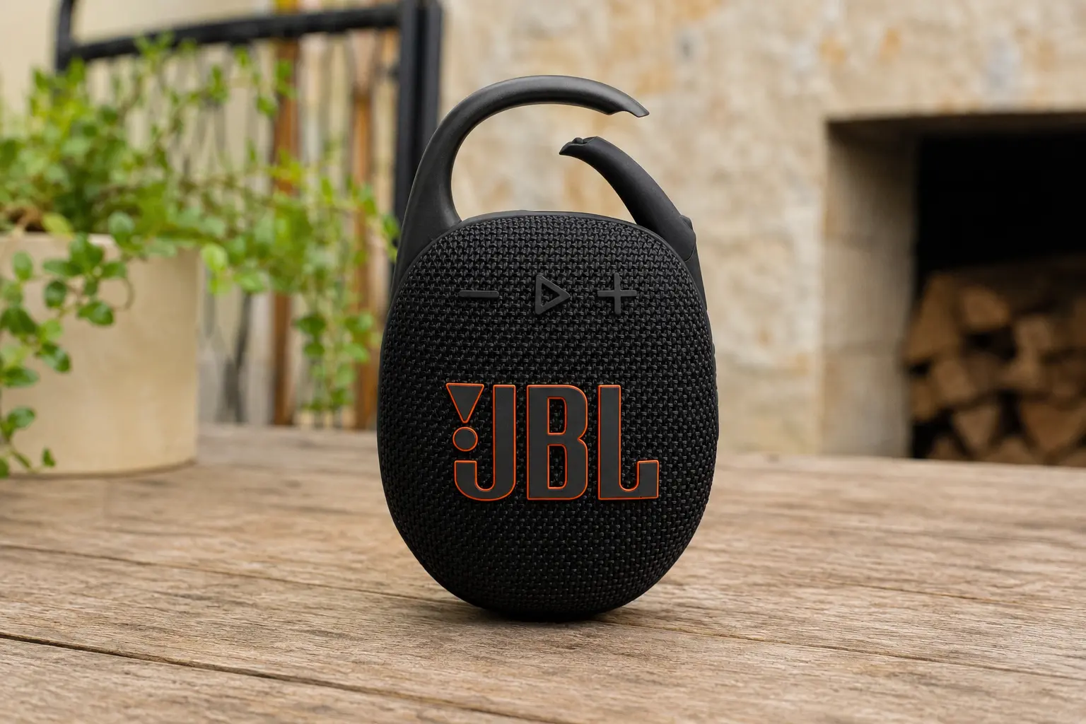 JBL Clip 5: autonomia ou só praticidade na mochila?