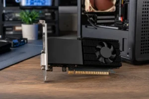 A R5 230 cabe no PC compacto, mas não em tarefas gráficas pesadas