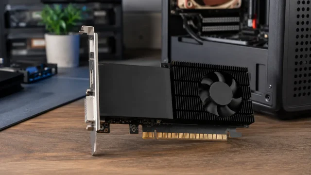 A R5 230 cabe no PC compacto, mas não em tarefas gráficas pesadas