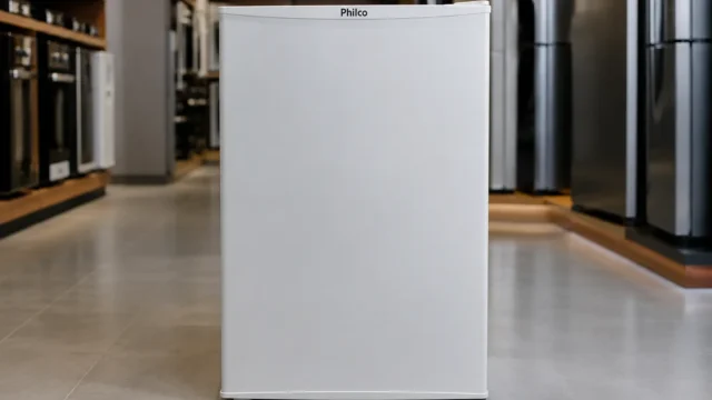 Frigobar Philco 93L atende quem precisa de espaço compacto