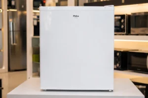 Frigobar Philco 76L é para quem precisa de mais espaço sem geladeira grande