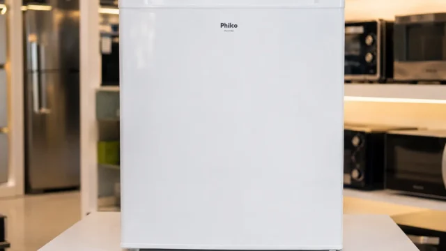 Frigobar Philco 76L é para quem precisa de mais espaço sem geladeira grande
