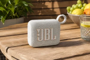 JBL Go 4 é para quem prioriza mobilidade, não grandes ambientes