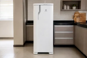 Geladeira Electrolux 240L atende casas pequenas e rotinas simples