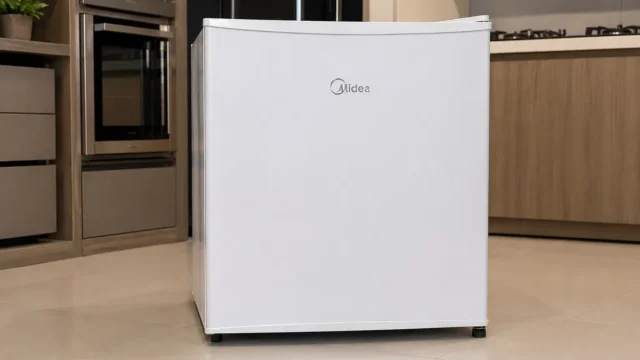Frigobar Midea 45L atende espaços pequenos, não grandes estoques