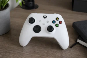 Controle Xbox padrão atende quem joga sem complicação
