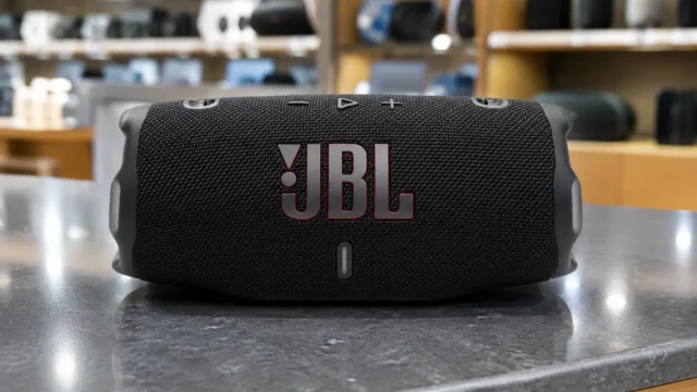 JBL Charge 6 troca portabilidade por potência e recursos extras
